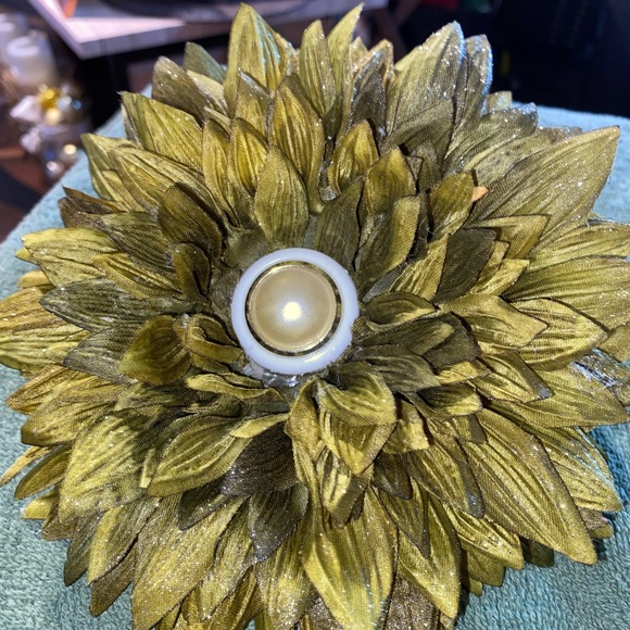 Beautiful hand made flowers. - Picture 8 of 9